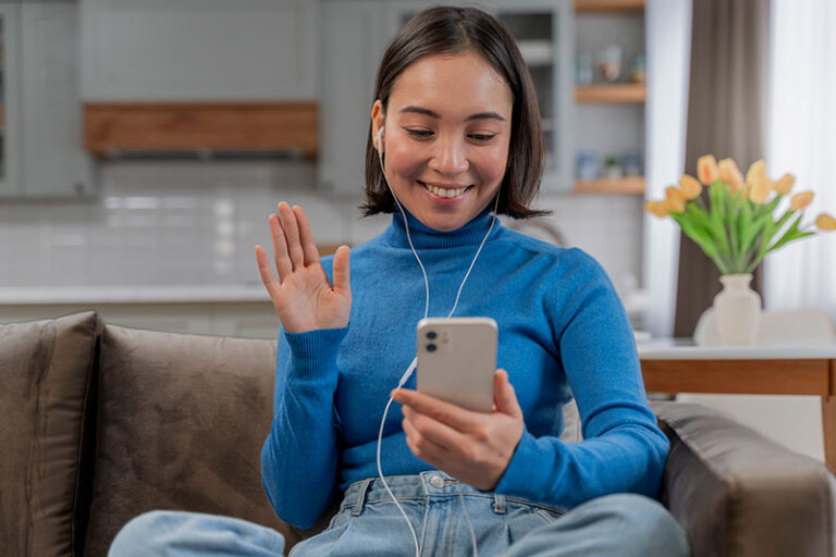 Mulher recebendo tratamento online